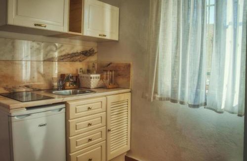 Calicas Apartment | Apartment with beach access and pool sleeps 3