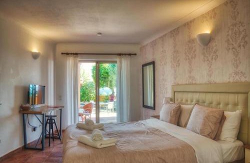 Calicas Apartment | Apartment with beach access and pool sleeps 3