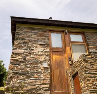 Alvarenga House | Casa da Ribeira- Riverside Retreat by Paiva River Beach