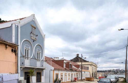 Caparica Apartment | Breezy Sunlit Loft in Porto Brandão
