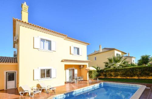 Monte Raposo Villa | Vila Alcantarilha by MTPhomes