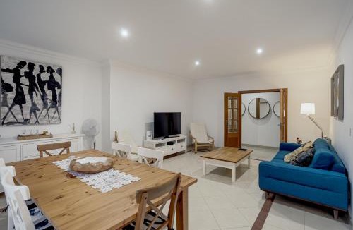 Carcavelos Apartment | Carcavelos Bright & Modern Apartment by Homing