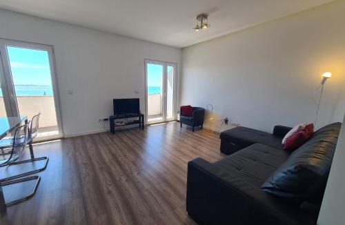 Linda-a-Velha Apartment | Bright by the Beach - by CoH