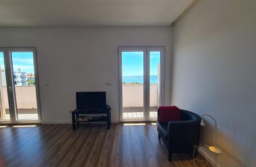 Linda-a-Velha Apartment | Bright by the Beach - by CoH