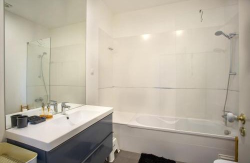 Sao Bento Apartment | Spacious 3 Bedroom Flat in Charming Lisbon