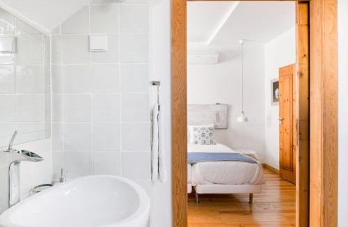 Misericordia Apartment | Breathtaking River-City View Two Private Terraces 3 Bedrooms and 3 Bathrooms 17th Century Building Central Bica Chiado District