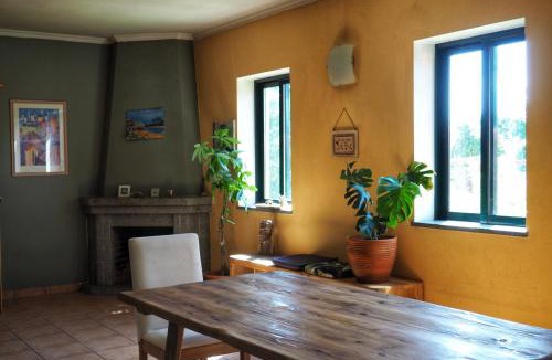 Oliveira do Hospital House | Quinta Sarnadela - private rooms with shared kitchen
