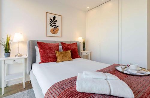 Leca da Palmeira Apartment | Spacious Light-Filled Flat with Garage by HostWise