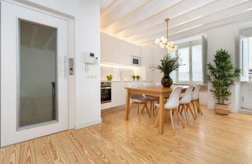 Santo Estevao Apartment | Apartment Downtown Lisbon 3 Bedrooms Balcony