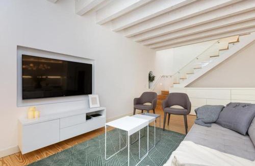 Santo Estevao Apartment | Apartment Downtown Lisbon 3 Bedrooms Balcony