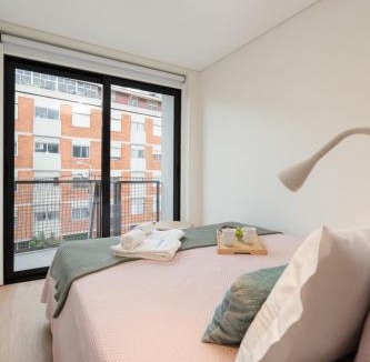 Aldoar Apartment | Stylish & Bright Flat with Balcony by HostWise