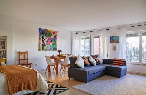 Lumiar Apartment | Modern apartment with garage and pool