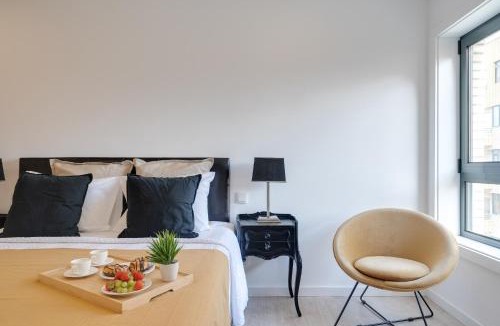 A Ver-o-Mar Apartment | Host Wise - Bright Seaside Flat