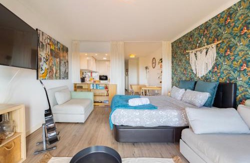 Pica Galo Apartment | Cozy beach studio retreat near Lisbon with Sea View