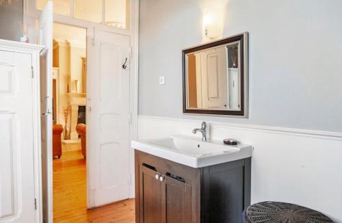 Ameal House | B&B Quarto Violeta com Chaminé