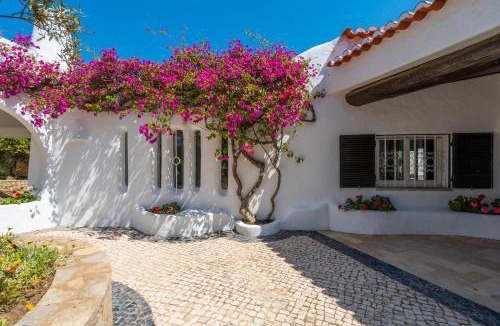 Ferrarias Villa | Villa Casa dos Sobreiros - Golden triangle - fully private 4 Bedroom villa 300 M2 - private pool - 1 hectare sculpted garden -WiFi and Air conditioning - Great for families