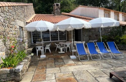 Barcelos House | Cottage Sleeps 12 with Pool and Parking