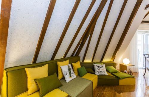 Sacramento Apartment | Carmo Chiado Deluxe Apartment