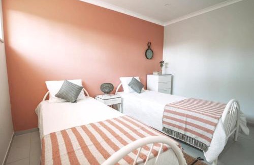 Vale de Seixos Apartment | Modern apartment in Estói with shared pool.