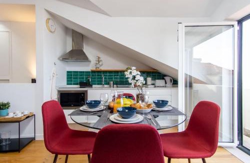 Santo Estevao Apartment | LovelyStay - Turquoise River View II