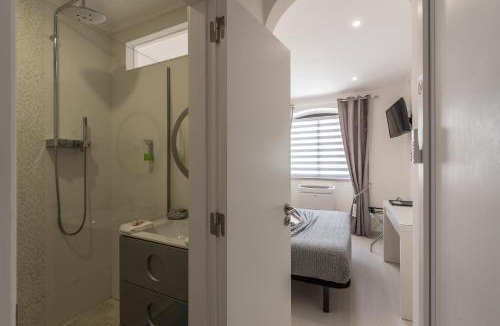 Ferragudo Bed & Breakfast | Suites By The River