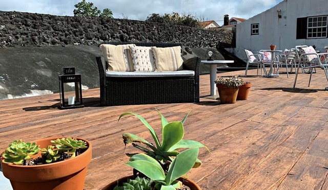Studio Flat in spacious garden in Madalena