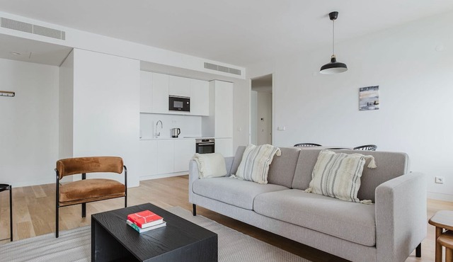 Blueground | Areeiro, w/d, a/c, swimming pool