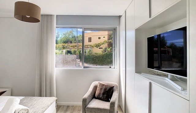 Uptown Apartment - Two Bedroom Apartment, Sleeps 4
