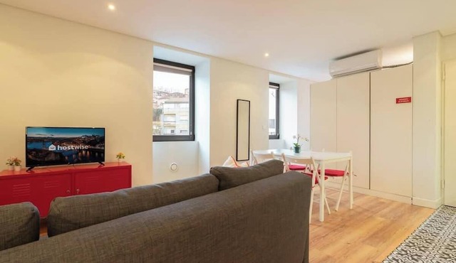 Spacious Red Studio | Ace Location by HostWise in Vila Nova de Gaia