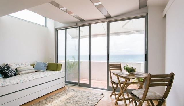 Sunset Bliss - Breathtaking Beach Apartment in Almada