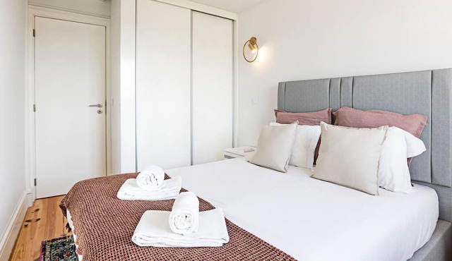 Modern Cativo Apartment by LovelyStay