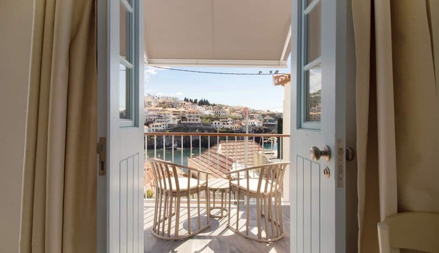 Holiday Home "Casa do Calhau" close to the Sea with Private Terrace & Wi-Fi in Câmara de Lobos