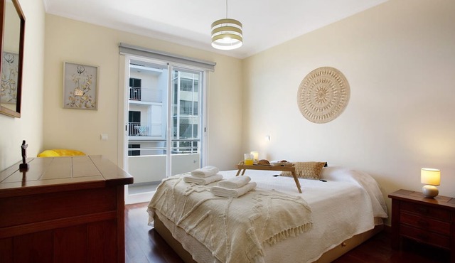 Holiday Apartment 'Fénix Garajau' with Sea View, Balcony & Wi-Fi in Caniço