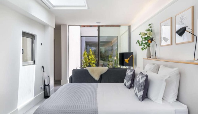 NEW Urban Retreat - ApartHotel Luxury incl Breakfast & Housekeeping