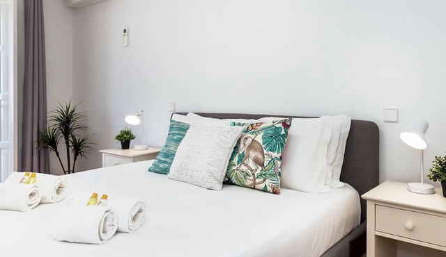 Stunning 2BDR Apartment in Chiado by LovelyStay in Encarnação