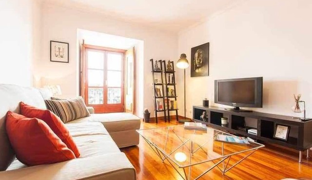 Spacious Flat. River VIEW. 2min walk to Cathedral.