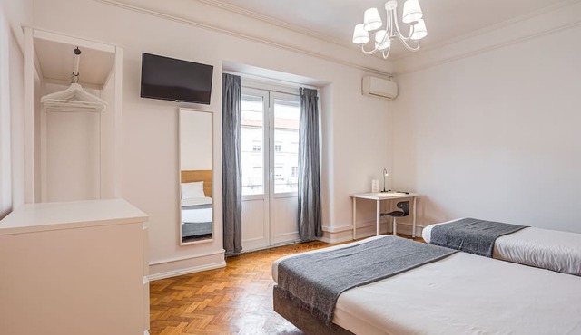 Home Out 4D - 5 Bedroom Apartment with Parking