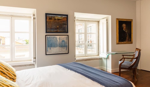 By the Castle | LUXURIOUS, PRIVATE GARDEN & HEATED SWIMMING POOL