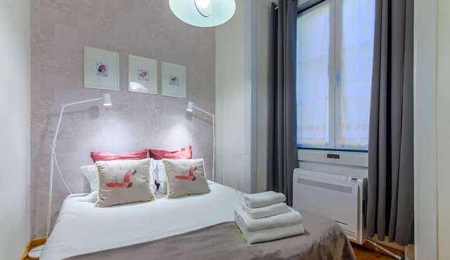 TV2 - Alfama Charm | AC | Walk to Train & Tram 28 2 bedrooms sleeps 5