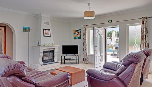 IMMACULATE SPACIOUS THREE BEDROOM VILLA WITH POOL