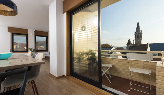 LV Premier MQ2- View, AC, lifts, balcony