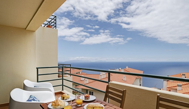Garajau II, with large balcony and sea view. in Santa Cruz