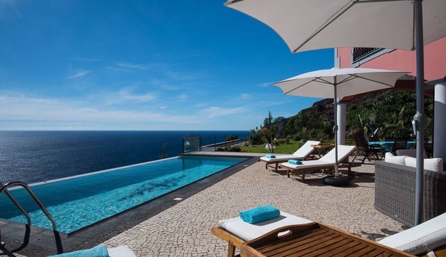 Ferienvilla mit Infinity Pool by Interhome