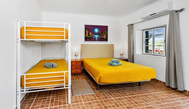 Apartment 'Quarto 1' with Wi-Fi and Air Conditioning in Corte do Pinto