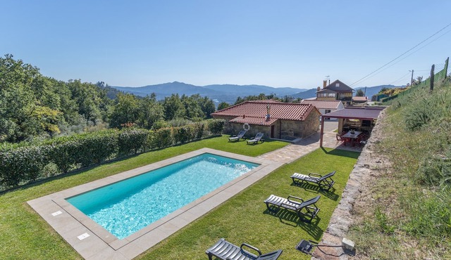 Holiday Home 'Casa Das Regadas - Ponte De Lima' with Mountain View, Wi-Fi and Air Conditioning in Calheiros