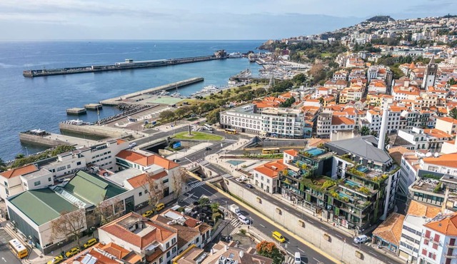 Funchal City Apartment - Sea View, 3BR with Pool