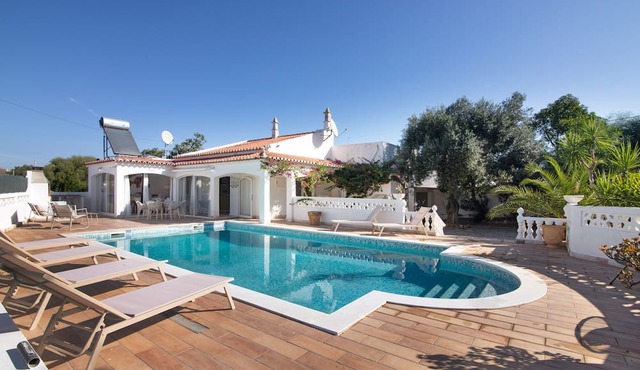 Holiday Home 'Yolanda' with Private Pool, Wi-Fi and Air Conditioning in Santo Estevão