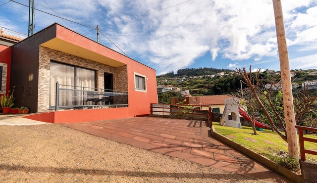 Holiday Home 'Refúgio Do Tibéu' with Garden and Sea View in Calheta