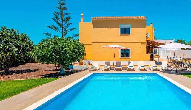 Retreat w/heatable pool & BBQ in Boliqueime