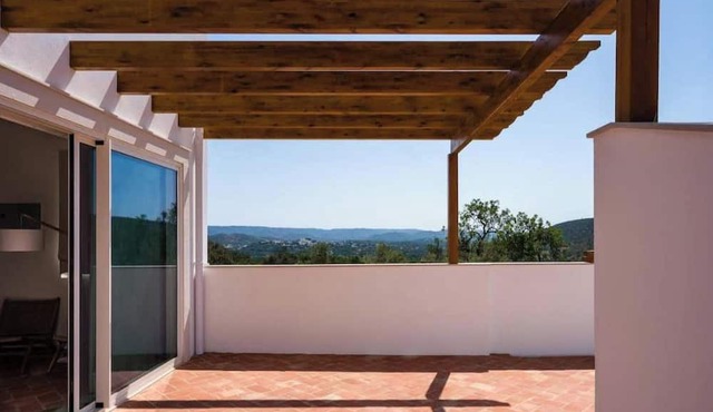Água House | Spacious wing with a private garden for 6 people in Faro